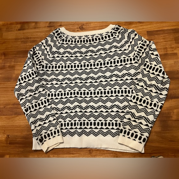 Knit Long Sleeve Patterned Sweater - Picture 2 of 4